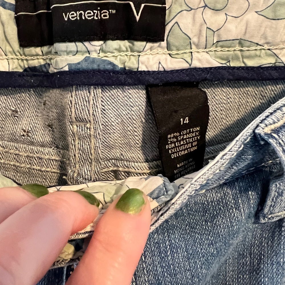 Beautiful embroidered jeans - never worn (no tags) - Picture 4 of 9